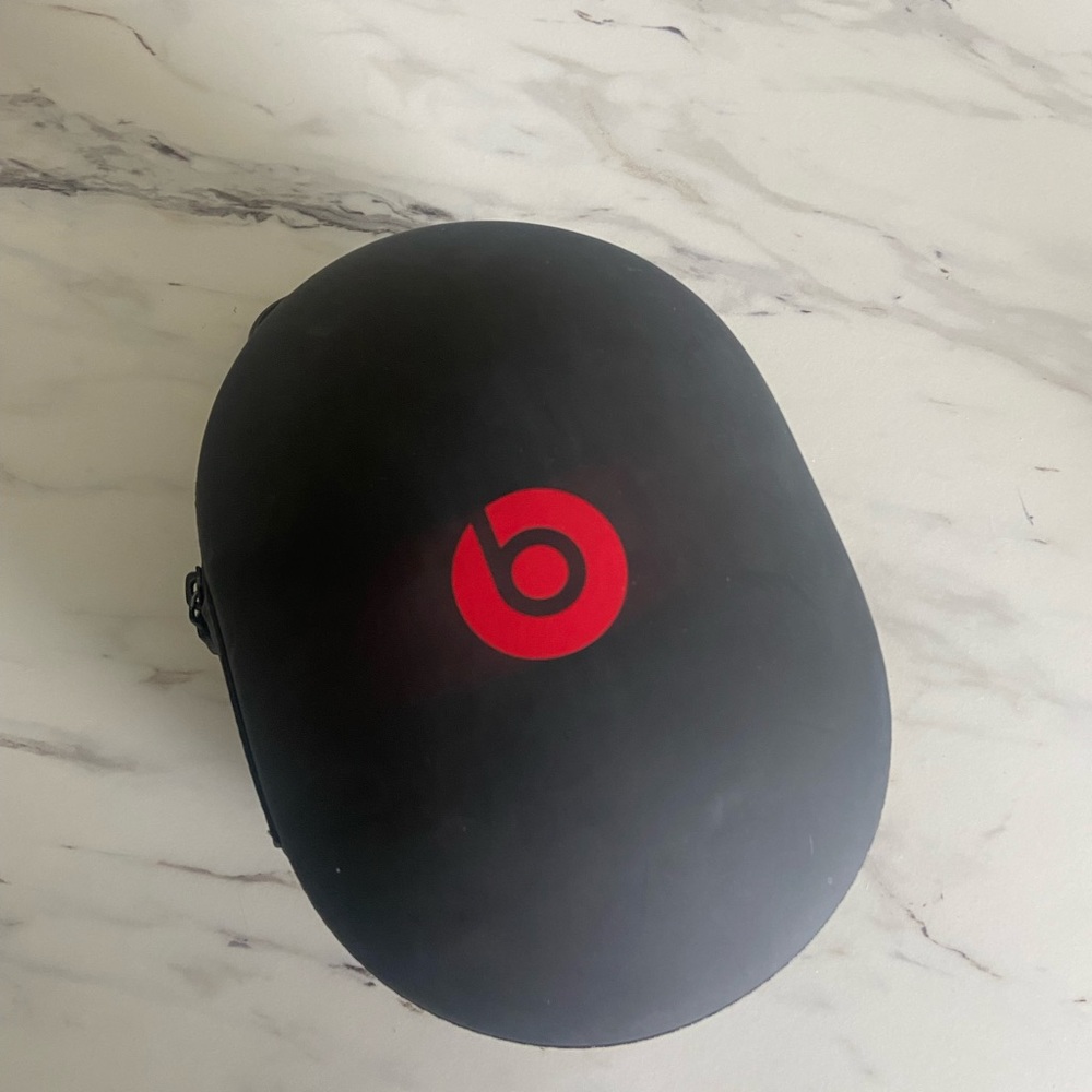Beats wireless Bluetooth headphones noise cancelling